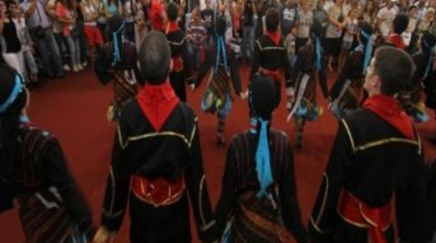 Gaziemir Belediyesi Standı'nda Halkoyunları Coşkusu