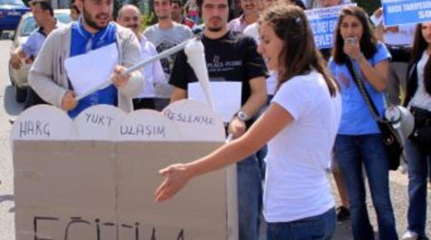 Kt&uuml;&rsquo;de İkinci &Ouml;ğretim Har&ccedil;larına Protesto
