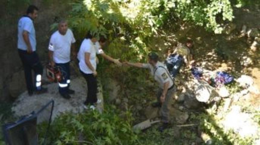 Adana'da Trafik Kazası: 3 &Ouml;l&uuml;, 2 Yaralı