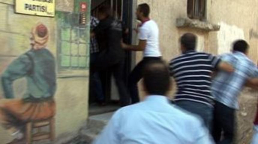 &Uuml;lk&uuml;c&uuml; Gen&ccedil;ler Bdp Binasına Saldırdı
