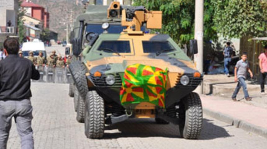 Askeri araca s&ouml;zde PKK bayrağı astılar