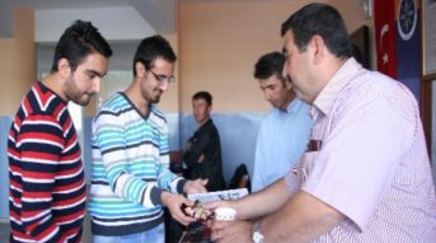 Ardahan Emniyetinden Kayıt Yaptıran &Uuml;niversite &Ouml;ğrencilerine Destek