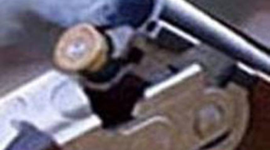 6 yaşındaki &ccedil;ocuk k&uuml;&ccedil;&uuml;k kardeşini vurdu