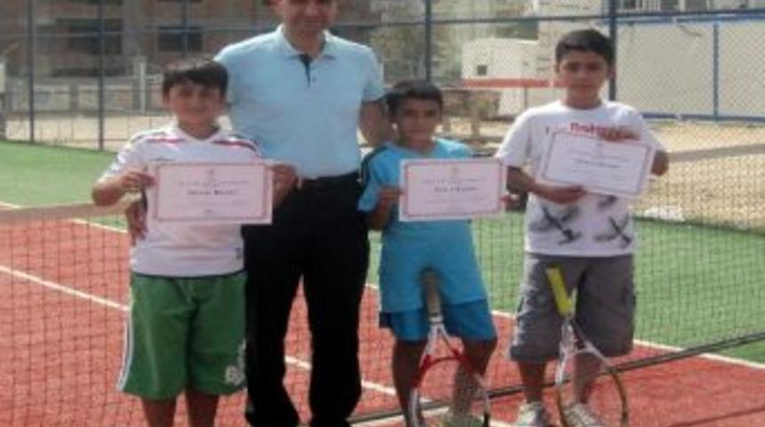 30 Ağustos Zafer Kupası Tenis M&uuml;sabakaları Tamamlandı