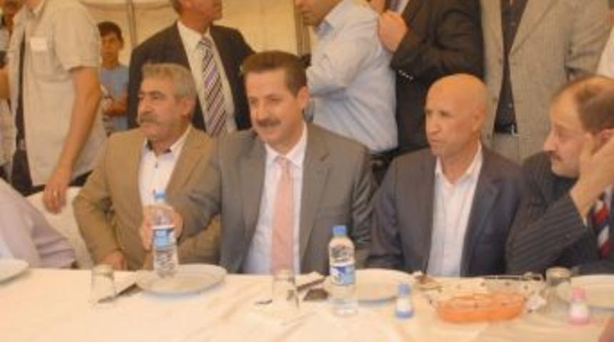 Bakan &Ccedil;elik, 33 Yıldır H&uuml;s&uuml;metli İki Aileyi Barıştırdı