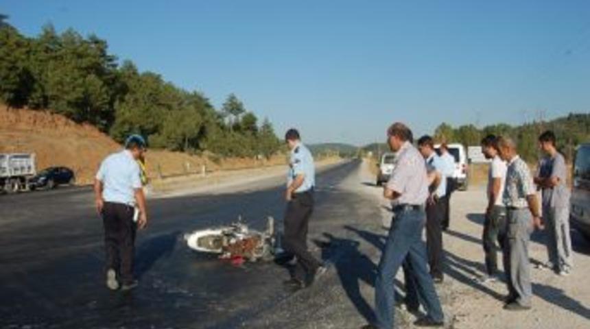 Otomobille &Ccedil;arpışan Motosiklet S&uuml;r&uuml;c&uuml;s&uuml; Ağır Yaralandı