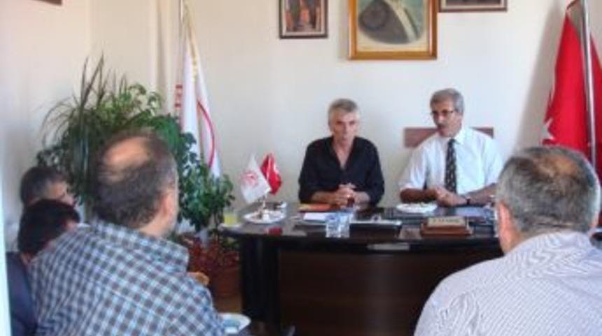 Sakarya İl N&uuml;fus Ve Vatandaşlık M&uuml;d&uuml;r&uuml; Reis Demir Sakarya Muhtarlar Deneği&rsquo;ni Ziyaret Etti