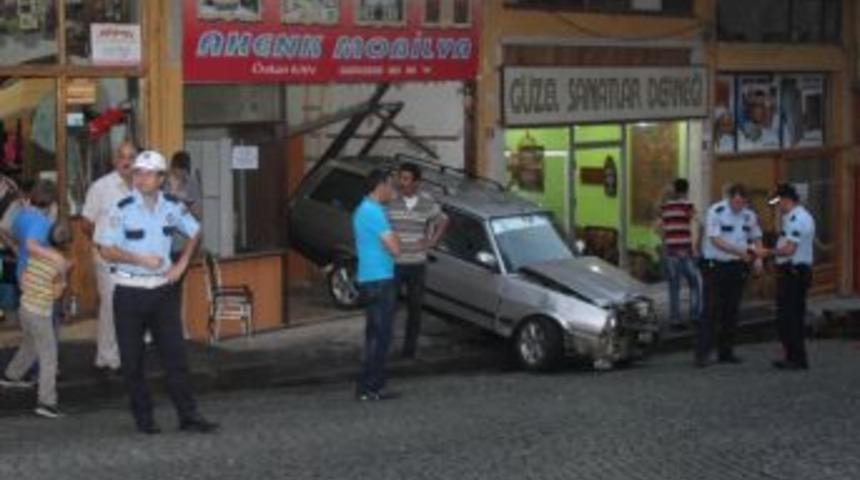 Kaygan Yolda Duramayarak İş Yerine Girdi