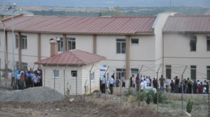 Bing&ouml;l A&ccedil;ık Cezaevi'nde Yangın: 3 Mahkum Hastaneye Kaldırıldı
