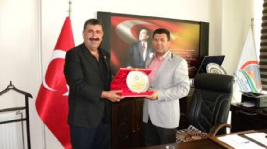 T&uuml;dkiyeb Genel Başkan Yardımcısı Nihat &Ccedil;elik&rsquo;ten Anlamlı Plaket