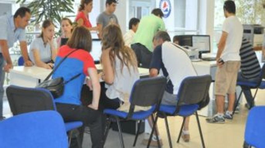 İzmir &Uuml;niversitesi&rsquo;nde Kayıt Heyecanı