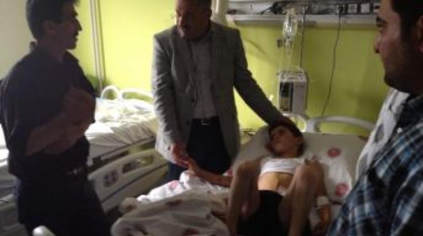 Ak Partili Aras, Şemdinli Mağduru K&uuml;&ccedil;&uuml;k Ferhat&rsquo;ı Ziyaret Etti