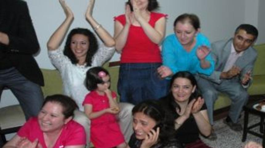 G&uuml;m&uuml;ş Kız Neslihan Eskişehir'i Sevince Boğdu