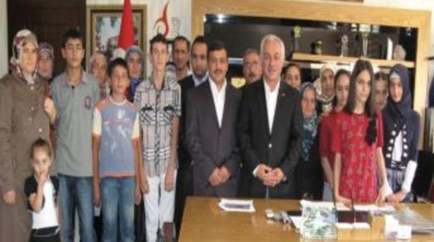 Bilgi Evi &Ouml;ğrencilerinden Başkan &Ouml;zden&rsquo;e &Ccedil;i&ccedil;ekli Teşekk&uuml;r