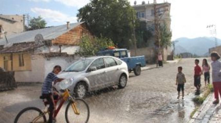 Patlayan Su Borusu Eğlenceye D&ouml;n&uuml;şt&uuml;