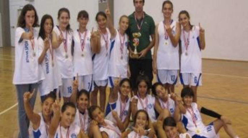 Kızlar Kupayı Kaptı