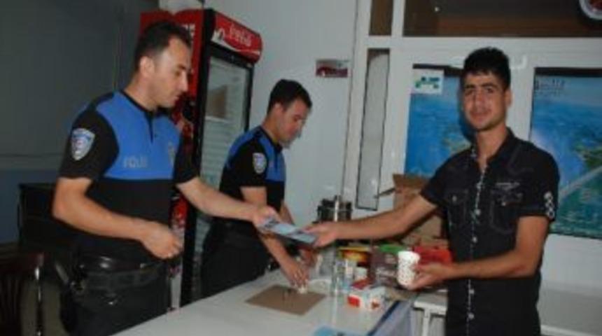 &Uuml;niversiteye Kayıt Olan &Ouml;ğrencilere Polisten İkram