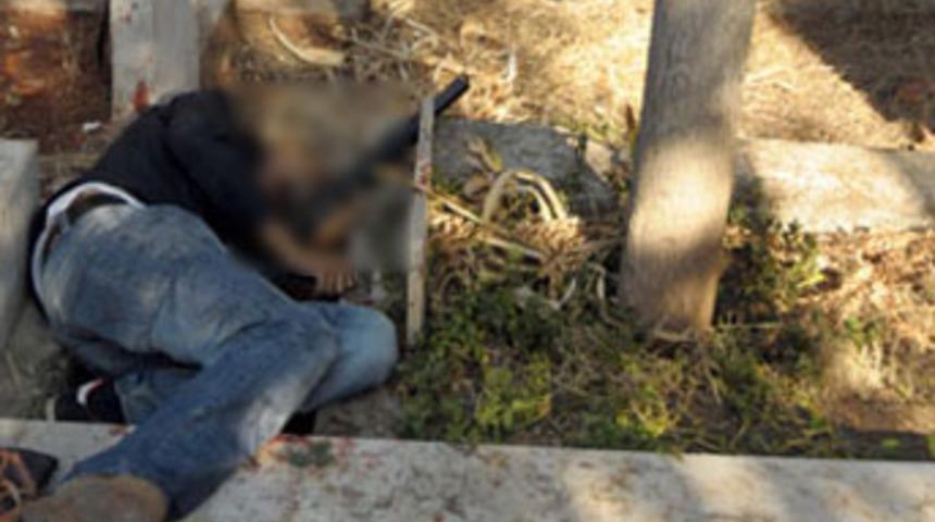 Annesinin mezarı başında &ouml;l&uuml; bulundu