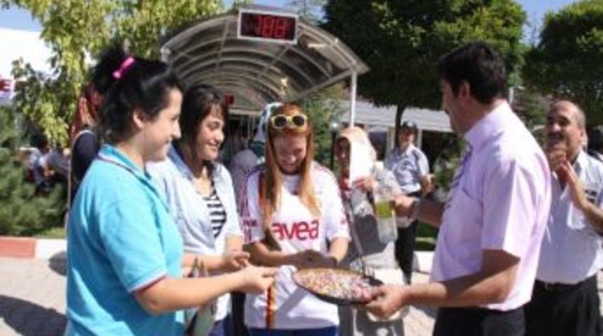 Nevşehir &Uuml;niversitesi &Ouml;ğrenci Ve Velilerini Şekerle Karşılıyor