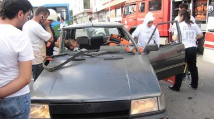 Ters Y&ouml;ne Giren Kamyonetle Otomobil &Ccedil;arpıştı; 1 Ağır Yaralı