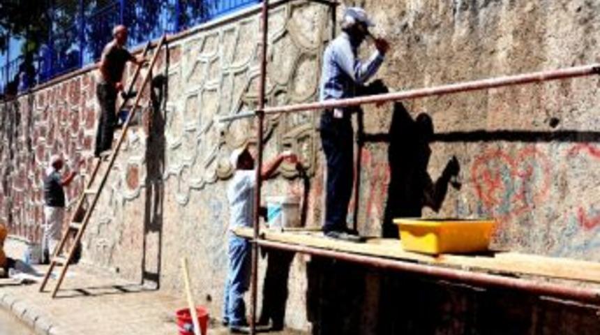 Mamak Belediyesi Duvarları S&uuml;sl&uuml;yor