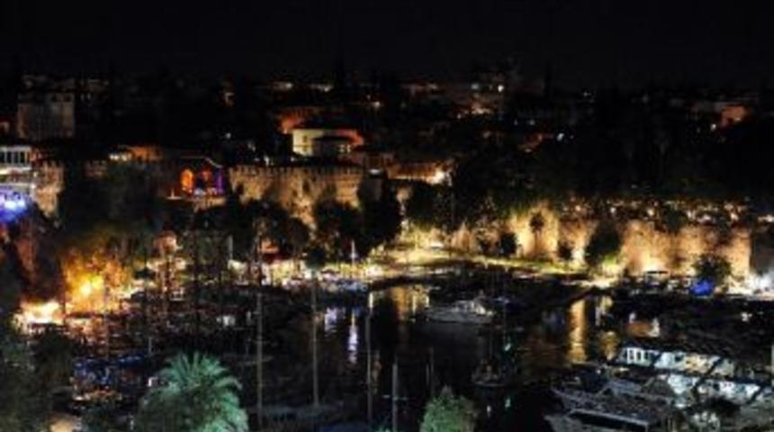 Yat Limanı Tarihi Surları Led Projekt&ouml;rlerle Aydınlatıldı