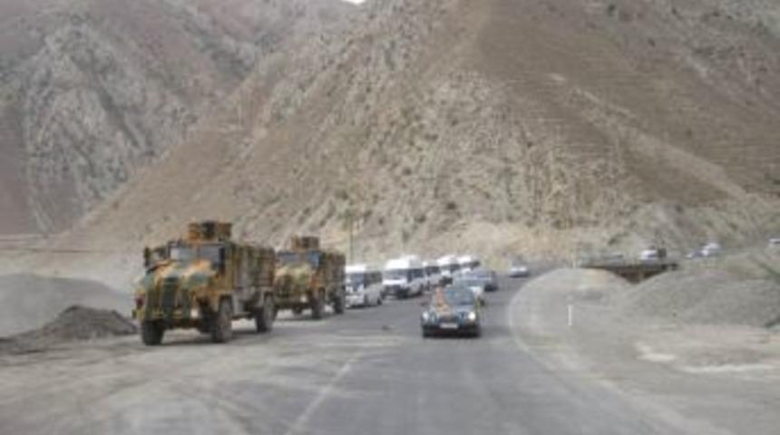 D&uuml;ğ&uuml;n Ve Asker Konvoyu Bir Birine Karıştı