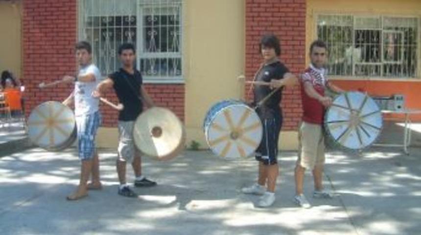 Burhaniyeli Gen&ccedil;lerden Davul Şov