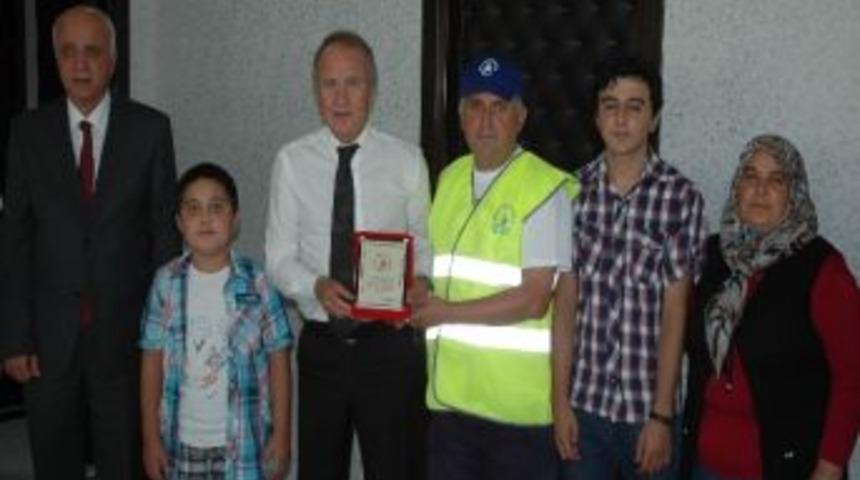 Başkan Evcilmen&rsquo;den &Ouml;rnek Temizlik İş&ccedil;isine &Ouml;d&uuml;l