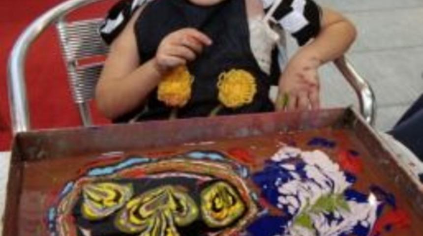 Minik Ebrucu Hayran Bırakıyor