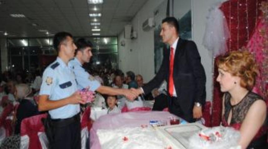 Polislerden Evlenen Ve Nişanlanan &Ccedil;iftlere Jest