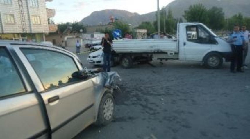 Zincirleme Kazada 3 Ara&ccedil; Birbirine Girdi