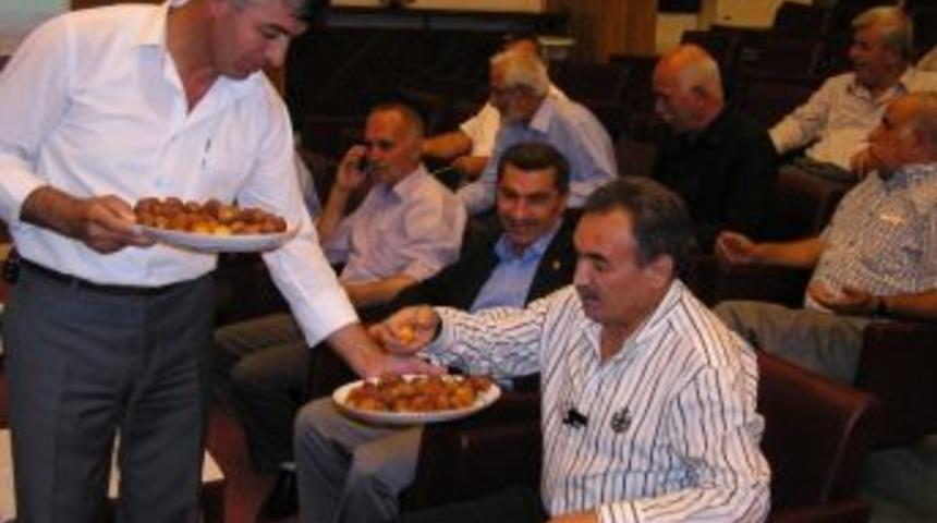 Meclis &Uuml;yelerine Dalında G&uuml;n Kurusu Kayısı İkramı