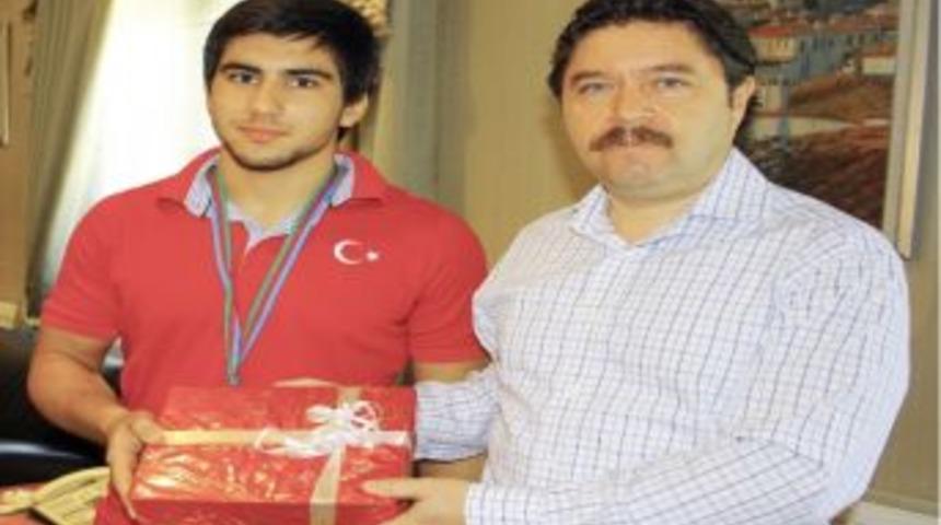 D&uuml;nya Şampiyonuna Tablet Bilgisayar