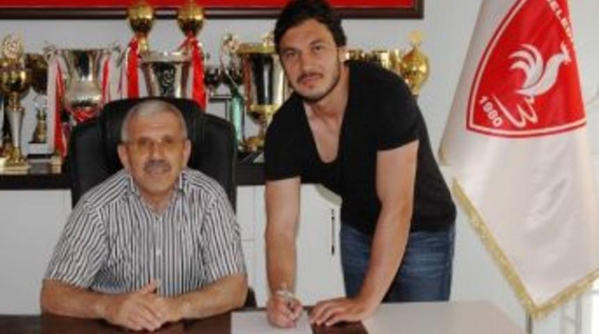 Denizlispor &Ouml;mer &Ccedil;uğ İle S&ouml;zleşme İmzaladı