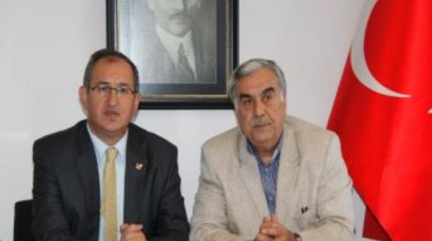 İzmir Gazeteciler Cemiyeti'ni (igc) Ziyaret Eden Ak Parti İzmir İl Başkanı &Ouml;mer Cihat Akay, Tutuklu Gazetecilere Destek Verdi