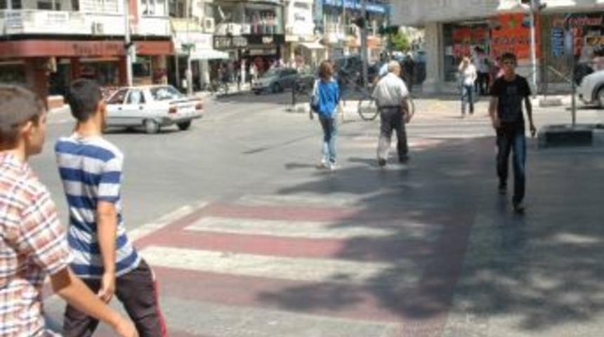 Yayalar Kırmızı Işığa Aldırış Etmedi