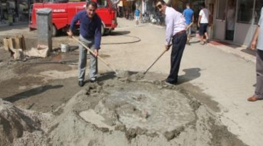 Akyazı’da Çarşı İçi Çalışmaları Devam Ediyor