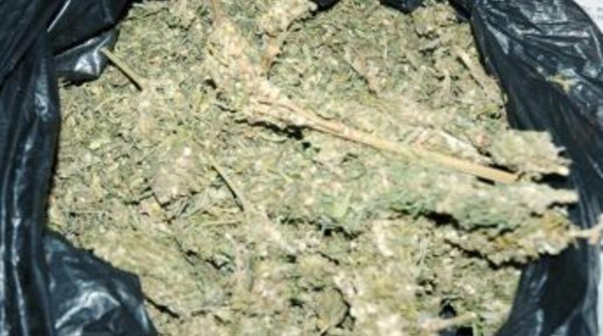 Ş&uuml;pheli Kişiden 106 Gram Esrar Maddesi &Ccedil;ıktı