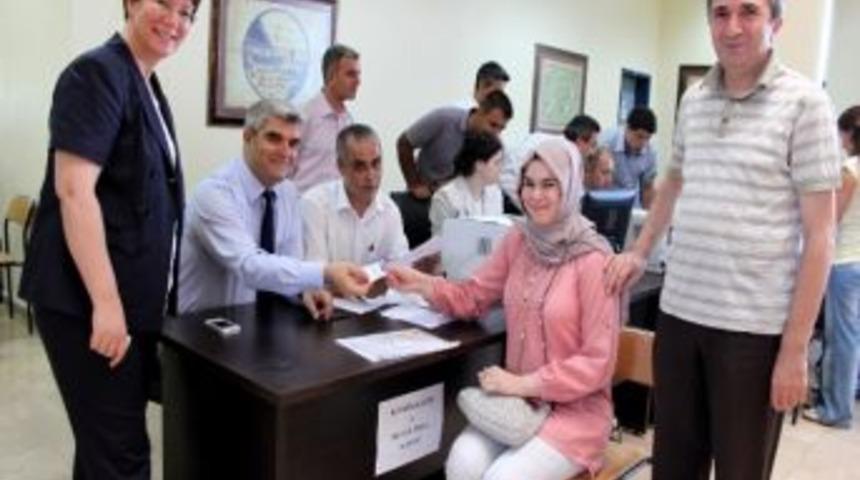 İzmir Katip &Ccedil;elebi &Uuml;niversitesi'nde (ik&ccedil;&uuml;) Kayıt Heyecanı S&uuml;r&uuml;yor