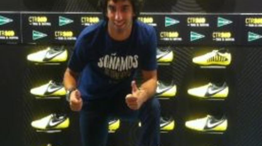 Arda Turan Yeni Kramponunu Tanıttı