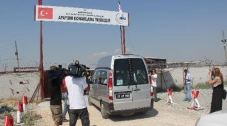 İnsan Hakları Komisyonu &Uuml;yeleri Suriyeli Askerlerin Kaldığı Kampta