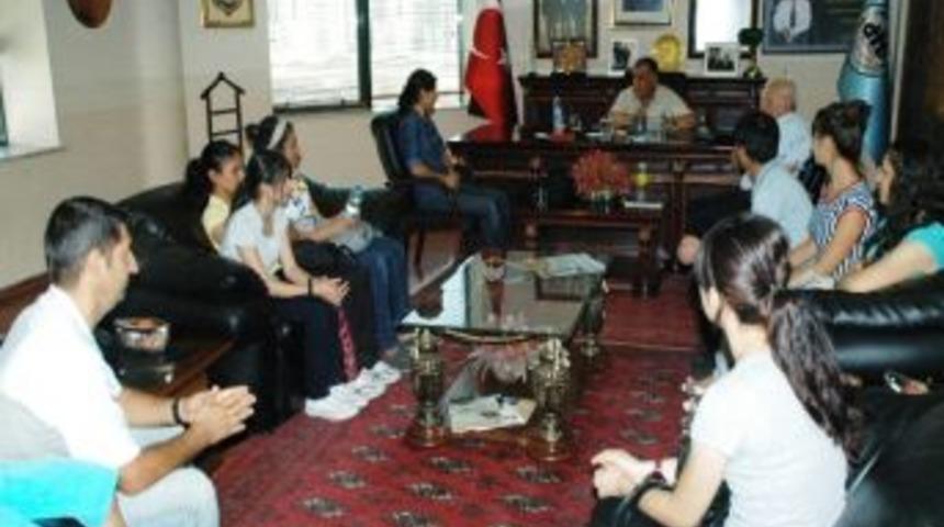 Bayan Hentbolculardan Ticaret Odası Başkanına Ziyaret