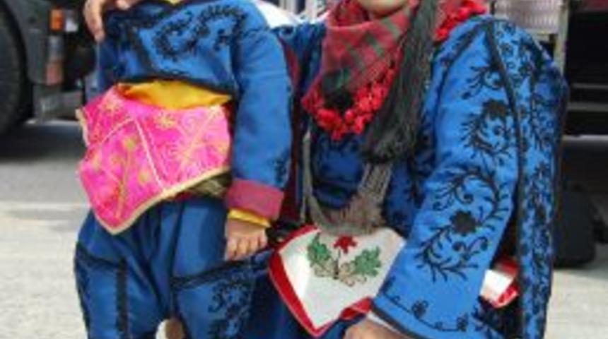 Yaşıtları Oyun Oynarken Paşhan Halk Oyunları Oynuyor