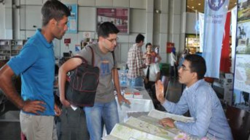 Başkent'e Kayıt I&ccedil;in Gelen &Ouml;ğrencileri B&uuml;y&uuml;kşehir G&ouml;revlileri Karşılıyor