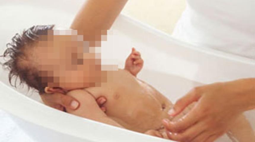 Bebeğini yıkarken fenalaşan kadın &ouml;ld&uuml;