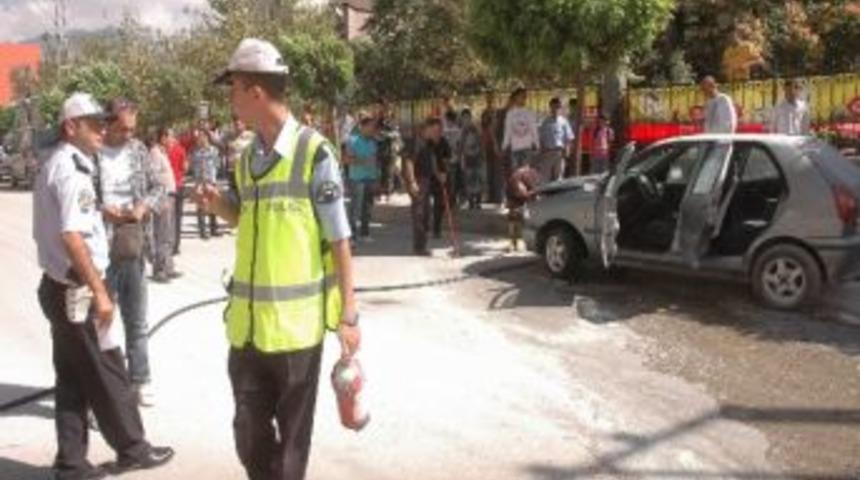 Van&rsquo;da Park Halindeki Otomobil Aniden Yandı