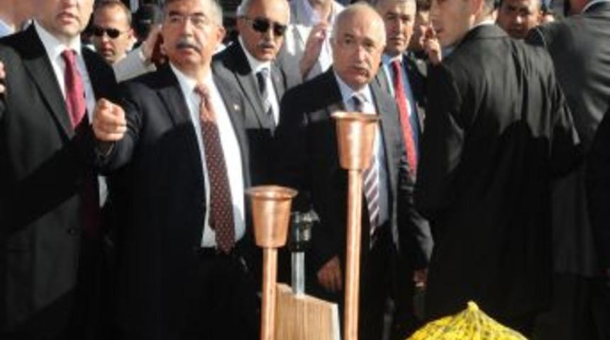 &Ccedil;i&ccedil;ek: &Uuml;lkemizin Karşılaştığı Sorunları Biz &Ccedil;&ouml;zeceğiz