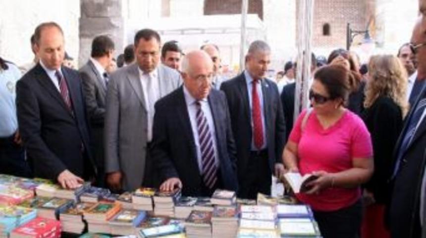 Meclis Başkanı &Ccedil;i&ccedil;ek Ve Bakan Yılmaz, Kitap Fuarını Gezdi