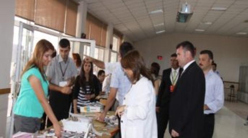 Ne&uuml; Rekt&ouml;r&uuml; Kılı&ccedil; &Ouml;ğrencilerin Kayıt Heyecanına Ortak Oldu